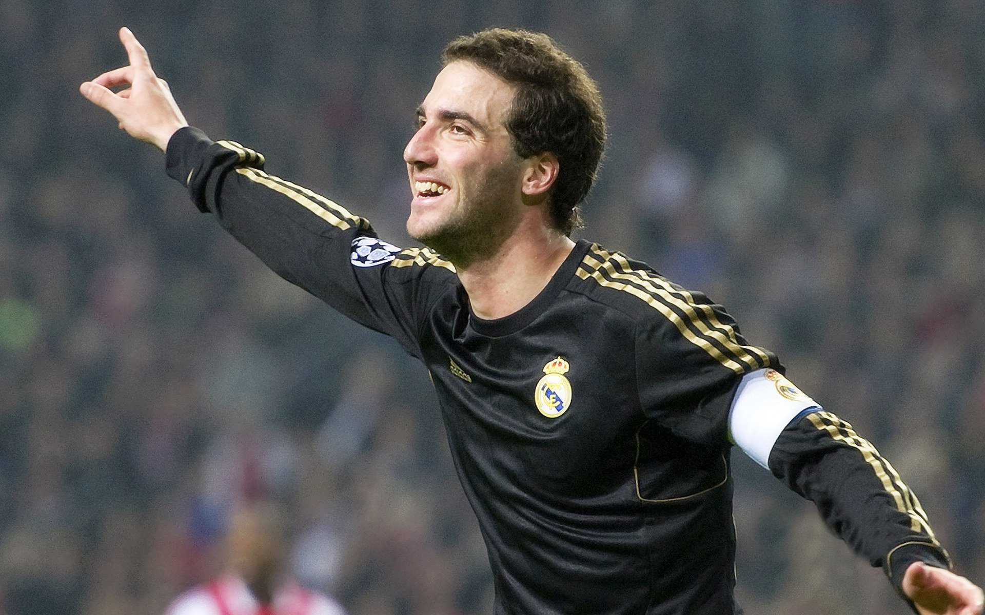 未来足球：多元能源整合，场馆全面实现可再生能源利用，能源方案球场